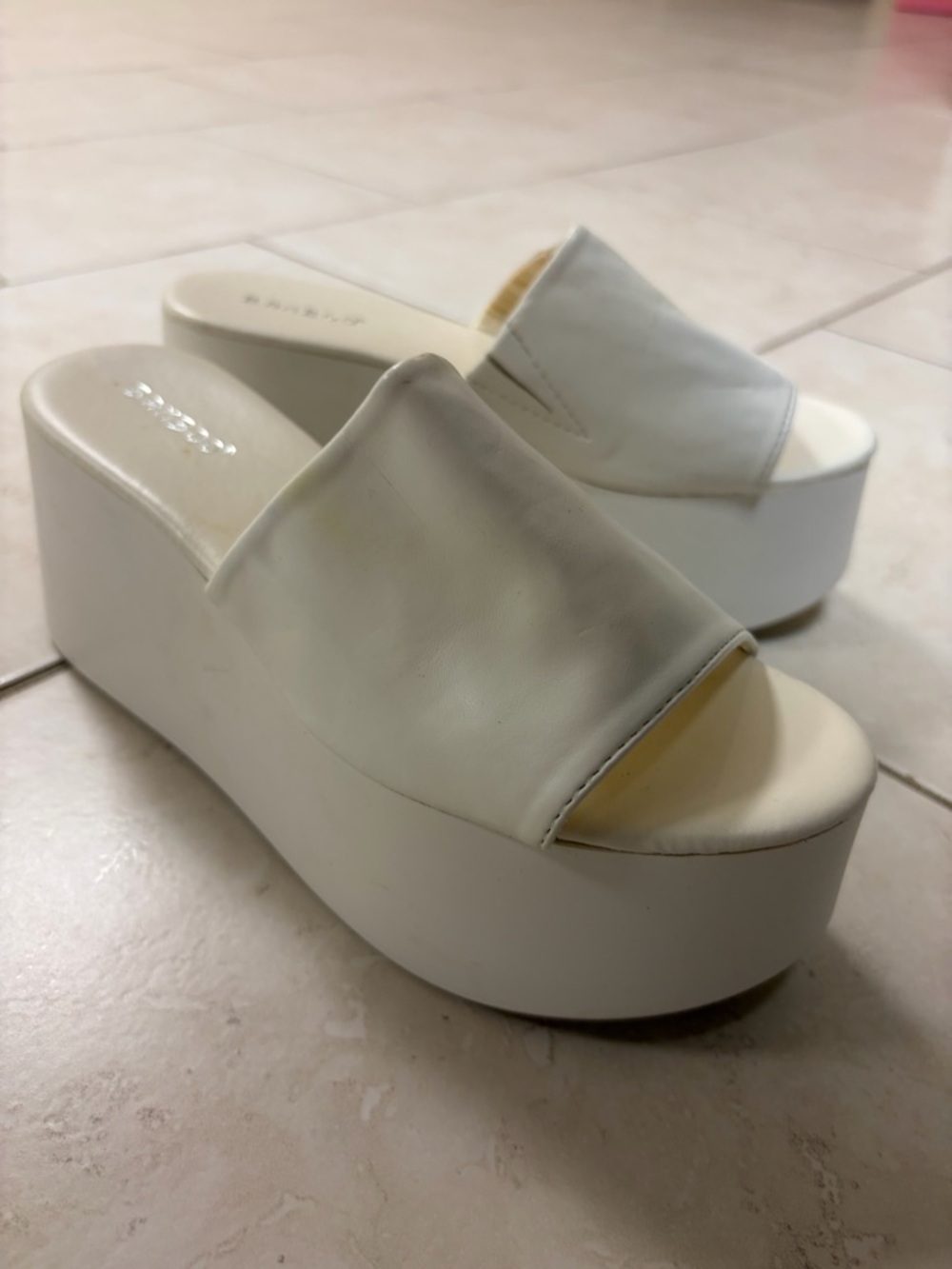 Bamboo sz 7 Women’s White Platform Slide Sandals